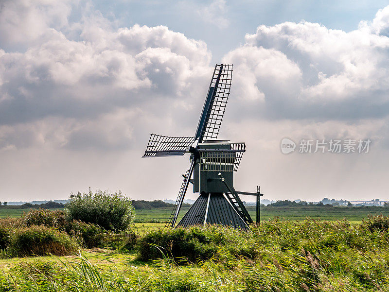 小型排水圩田风车在Geeuwpolder，弗里斯兰，荷兰