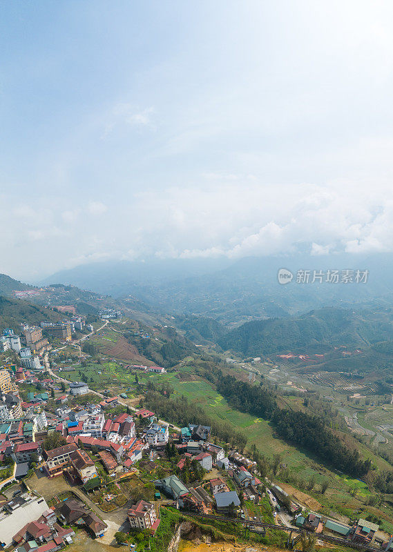 亚洲越南老蔡省萨帕市山城景观鸟瞰图，阳光明媚，夕阳西下，云中山景