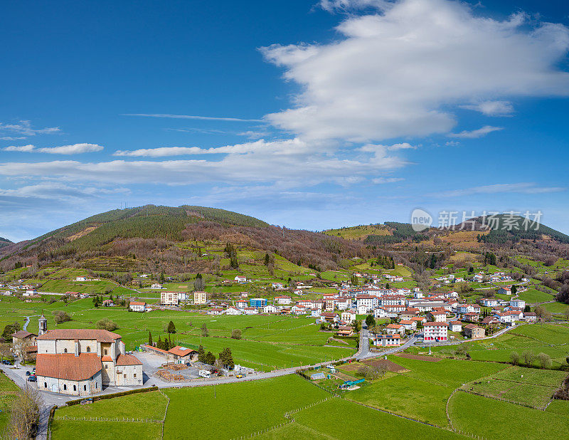西班牙巴斯克地区Gipuzkoa的Berastegui村鸟瞰图