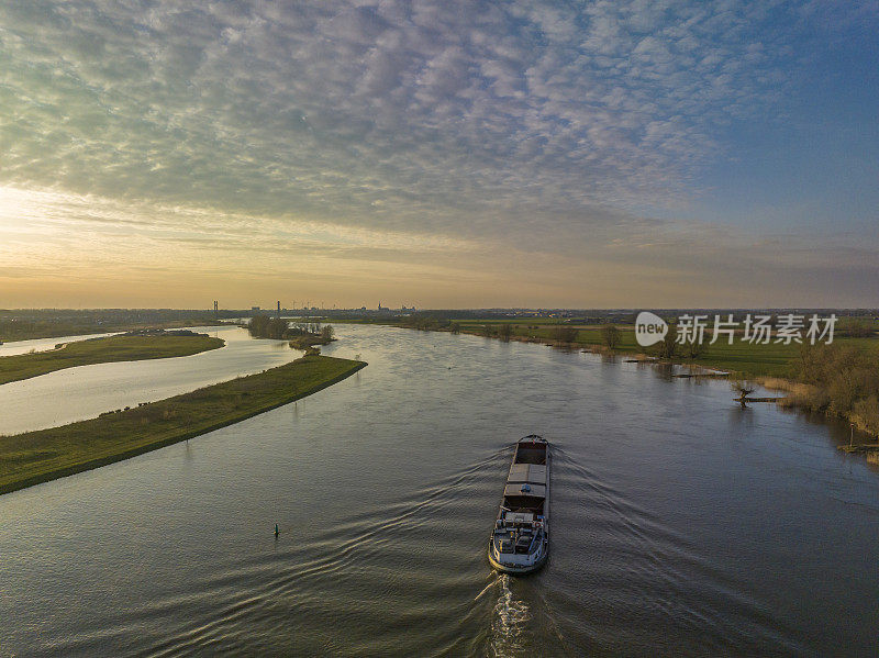 船航行在河IJssel在日落全景鸟瞰