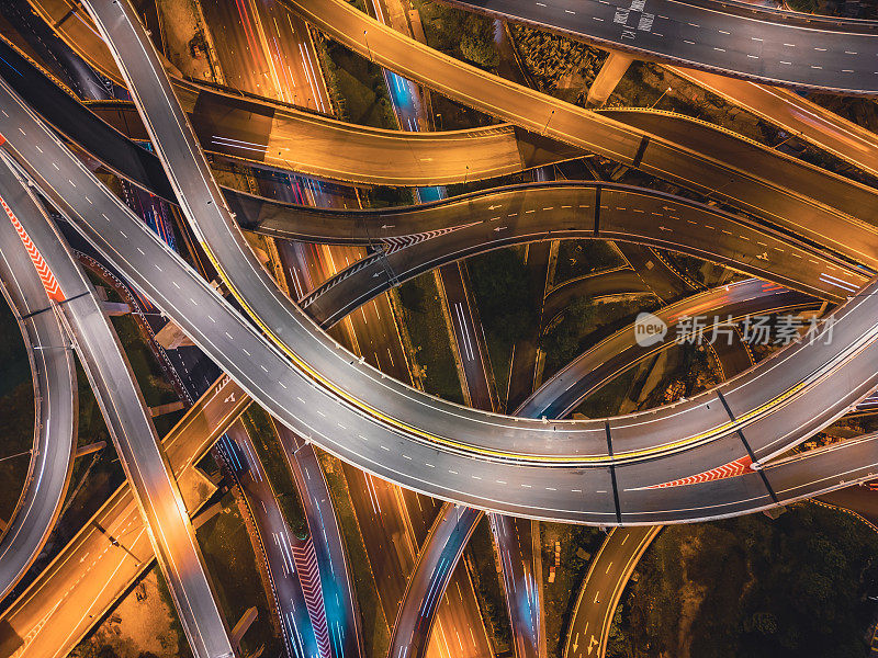 无人机视图直接在夜景城市与高架公路桥梁交叉路口