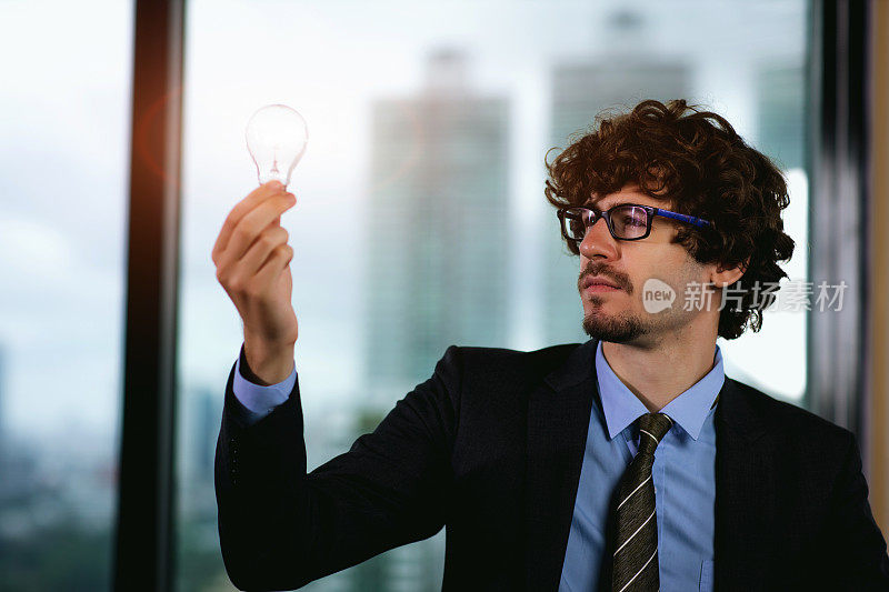 拿着灯泡的商人。大脑创造性思维思路和创新观念。