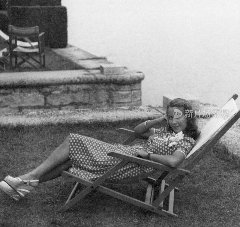 年轻女子在湖边，摄于1941年。