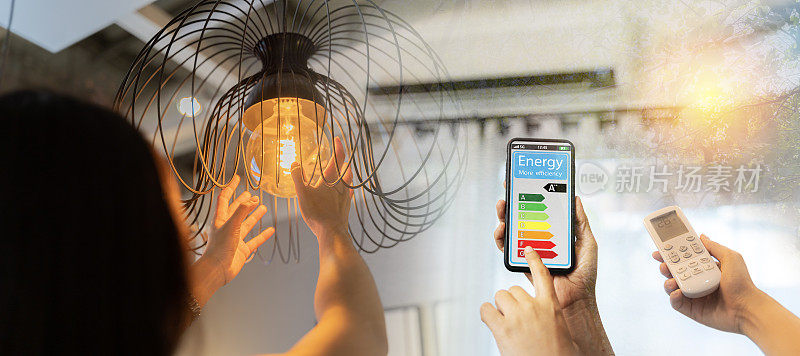 女人换一个新灯泡，开26度空调让家里更节能。家电节能。