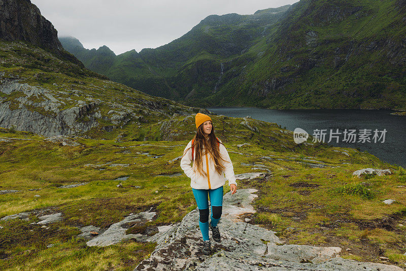 一位女背包客在罗弗敦群岛上考虑夏天的户外活动