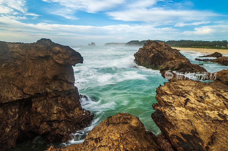 海浪冲刷着海滩上的岩石海岸环境