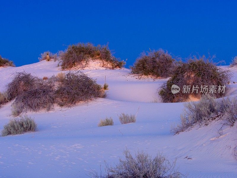 在新墨西哥州的白沙国家公园，黄昏笼罩着沙漠