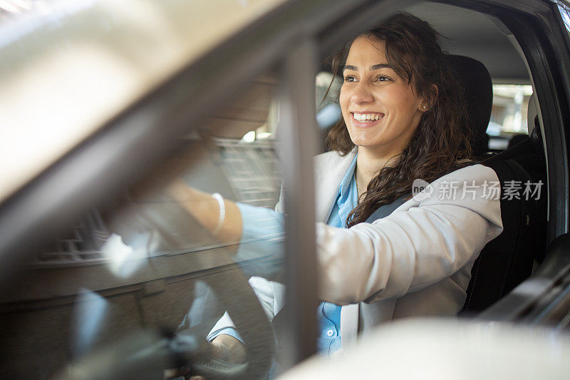 年轻女子正在开车