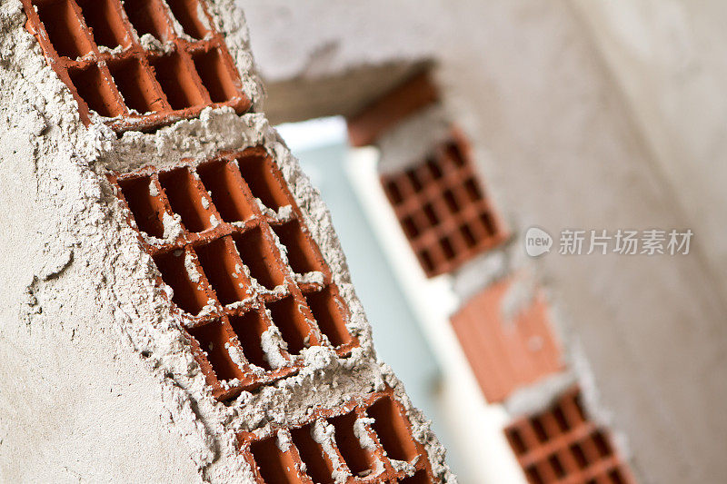 正在建设的建筑。外墙砖和水泥墙的细节