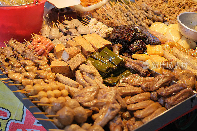 各式各样的肉、豆腐、蔬菜，用五种香料煮成的台北街头小吃
