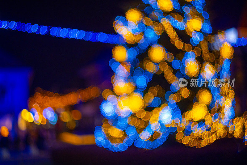 夜间散焦照明的圣诞树