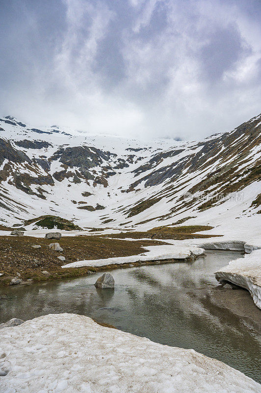 Kölnbreinbach在奥地利马尔他塔尔一个冰雪覆盖的山谷景观