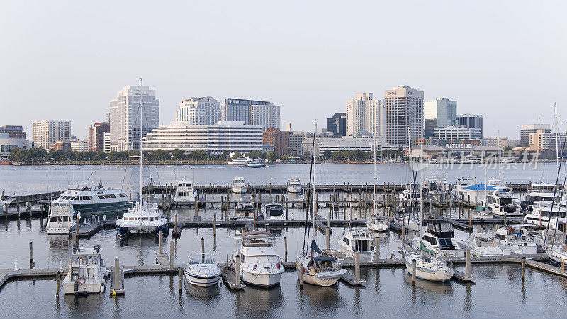 游艇和帆船港口朴茨茅斯，弗吉尼亚州，与遥远的市中心诺福克天际线在阳光明媚的日子里的看法。无人机的观点