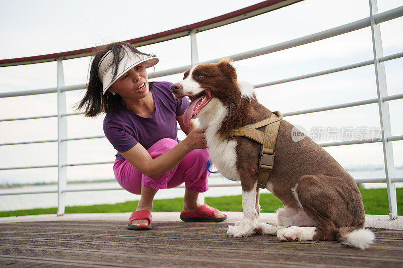 女人和她的牧羊犬