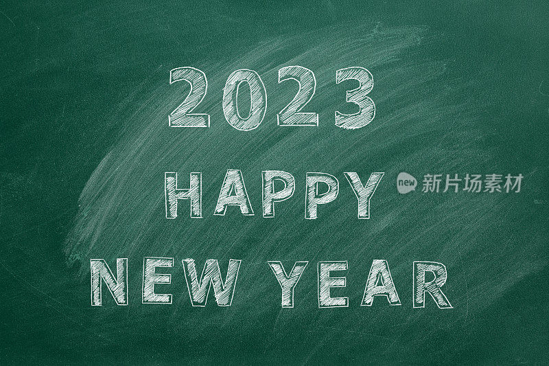 2023新年快乐用粉笔写在绿板上
