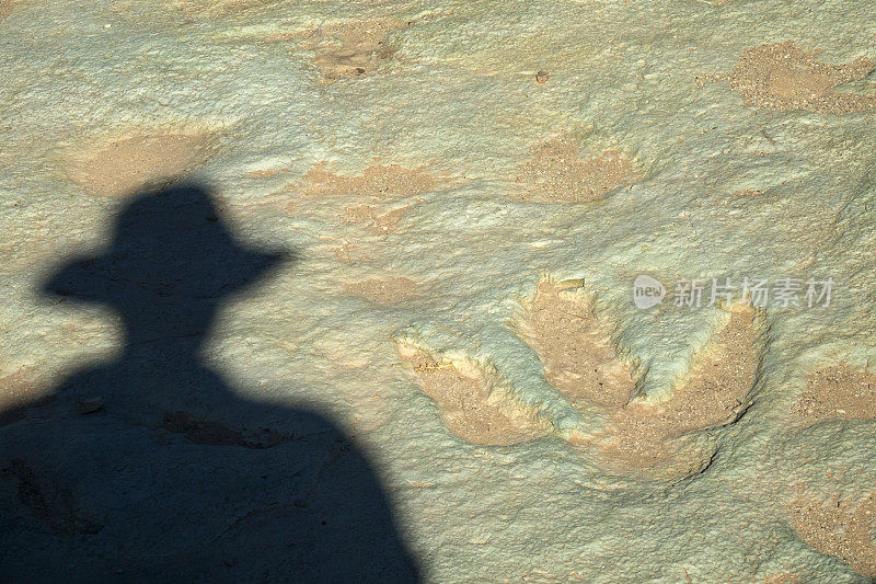 影子游客探索沙漠米尔峡谷恐龙足迹遗址摩押犹他州
