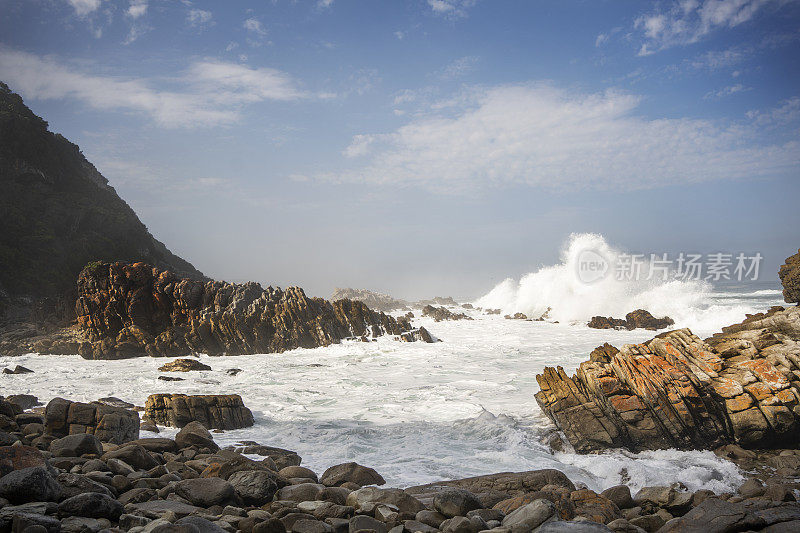 夏天，海浪冲击着岩石嶙峋的海岸线