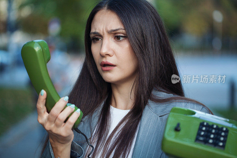 用老式模拟电话的年轻女子