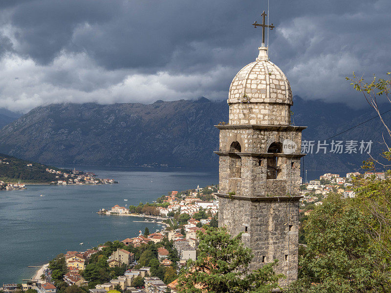 在黑山亚得里亚海海岸的科托尔湾，从圣乔瓦尼城堡俯瞰设防的科托尔镇，前景是圣母教堂