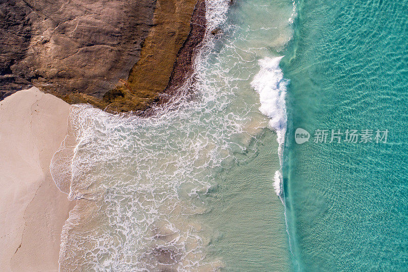 海滨鸟瞰图，沙滩和海水蓝色的海洋