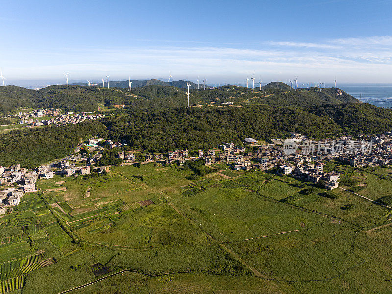 位于农场山顶的风力发电场鸟瞰图