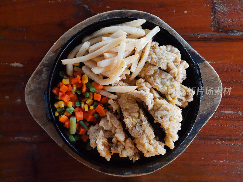 美味的澳大利亚牛排配牛肉脆皮，炸薯条和混合蔬菜-食物菜单