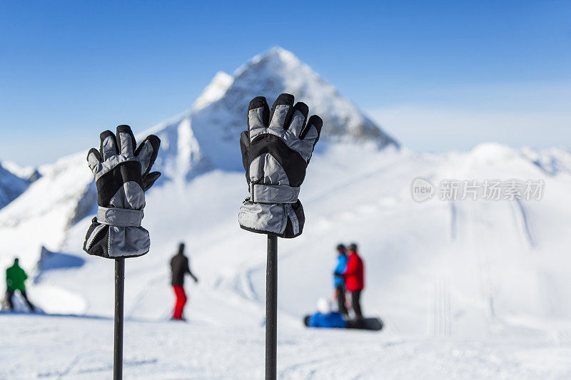 滑雪场顶部的滑雪手套和滑雪杖