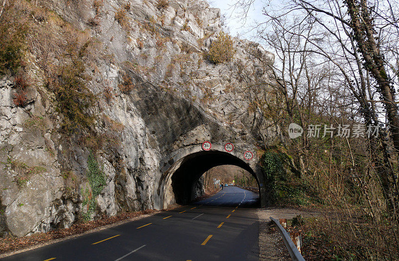 匈牙利Lillafured村附近公路上的隧道