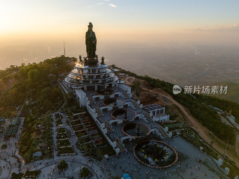 越南德宁省巴登山旅游区的景色。一个独特的佛教建筑，海拔最高，从下面看是非常美丽的。