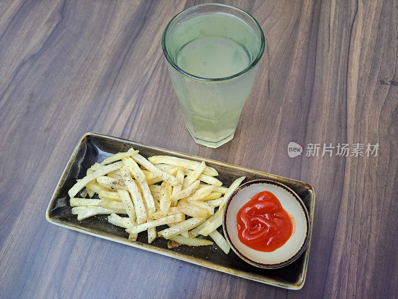 一份炸薯条和酸橙冷饮。零食和饮料菜单。