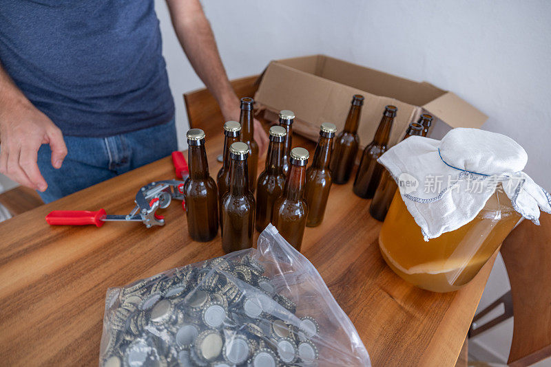 瓶装康普茶在一个小型可持续的业务，男性酿造准备小批量