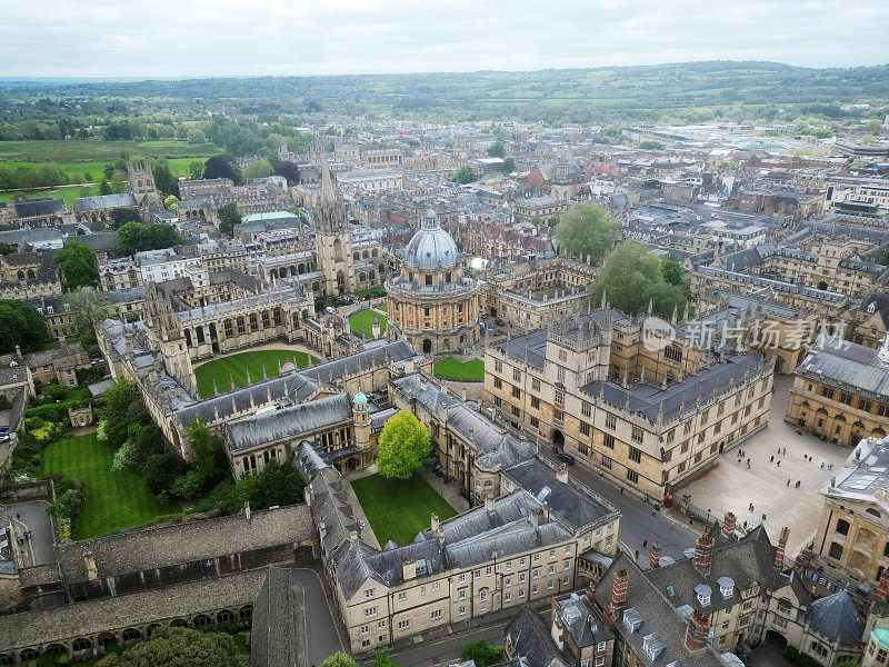牛津，英国。大学图书馆鸟瞰图。非凡的大学校园建筑-从上面看。高品质4k画面