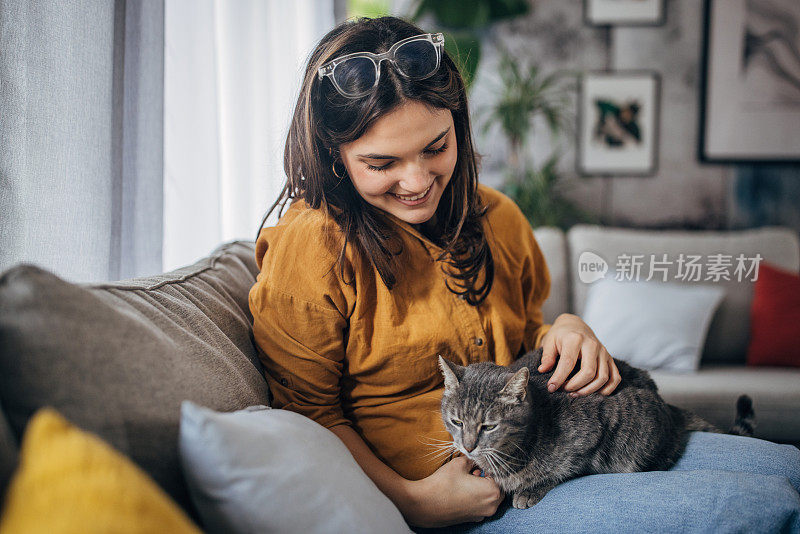 年轻的女人爱她的猫