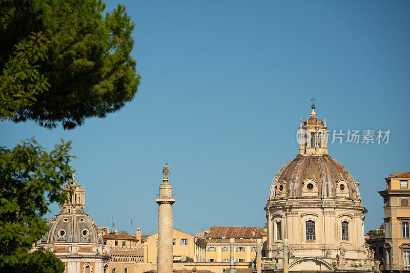从意大利罗马古老的里奥内蒙蒂的一条小巷里看到的罗马市中心坎皮多里奥的暗示性景观