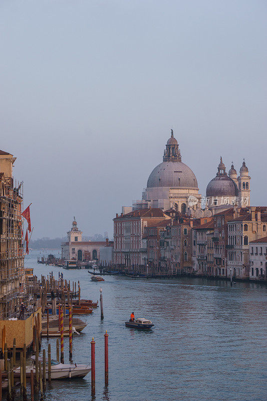 一个朦胧的冬夜，意大利威尼斯，威尼托，从里亚托桥上俯瞰大运河和圣玛丽亚大教堂