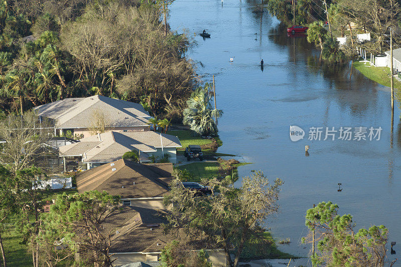 自然灾害的后果。飓风过后，佛罗里达居民区发生洪水，房屋周围积水严重