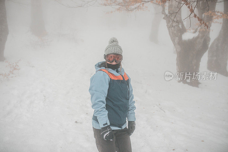 女子在高雪山上滑雪