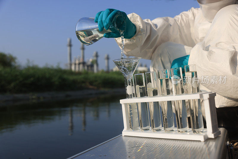 环保人士使用化学瓶收集有毒水的样本进行测试，并与工业用水的质量进行检查