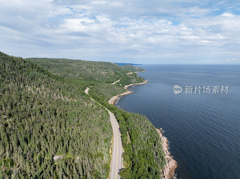 夏季，加拿大魁北克省北部海岸138号高速公路鸟瞰图