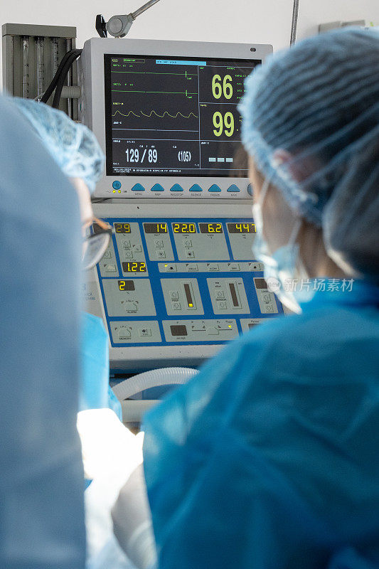 手术室有医疗设备和手术团队。