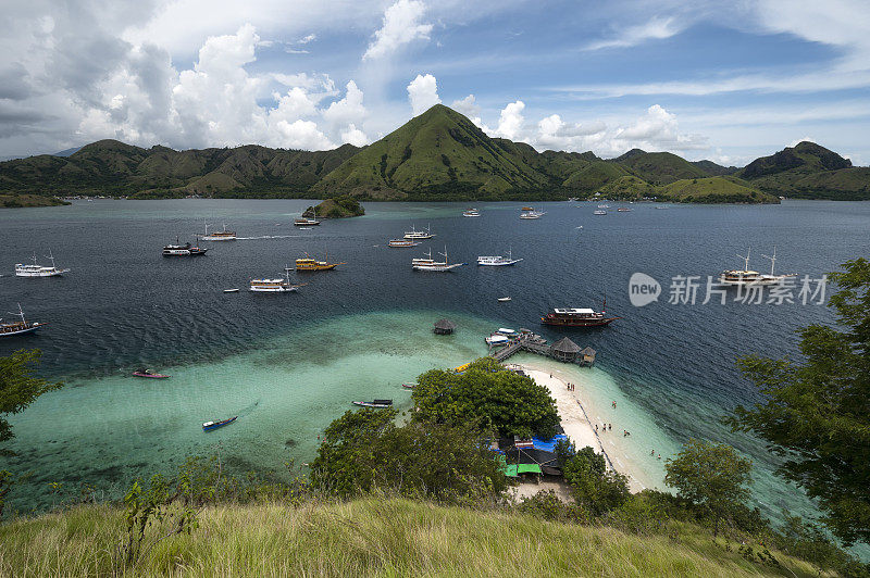 印尼纳班巴约岛科莫多岛，俯瞰下面绿松石般的海水