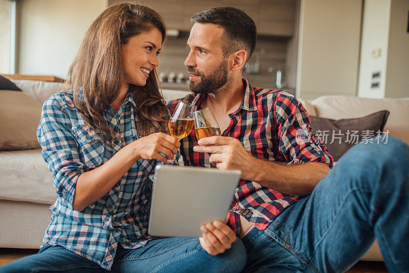 快乐的年轻夫妇使用数码平板电脑