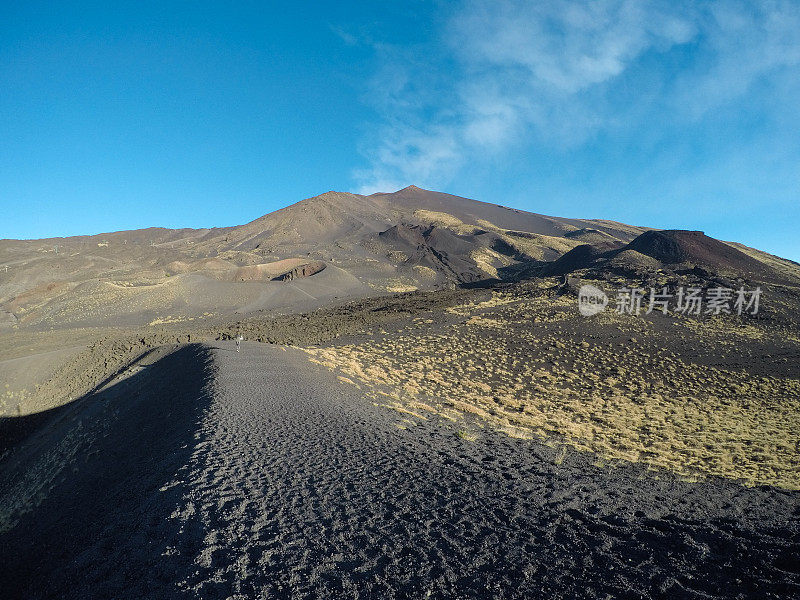 火山景观中的女人