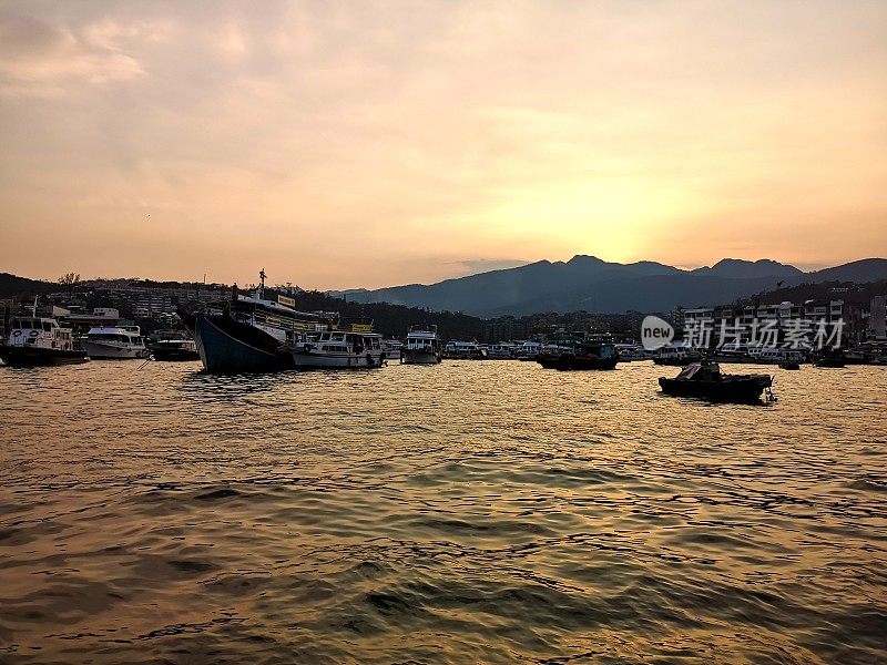 香港西贡海港日落时的船只