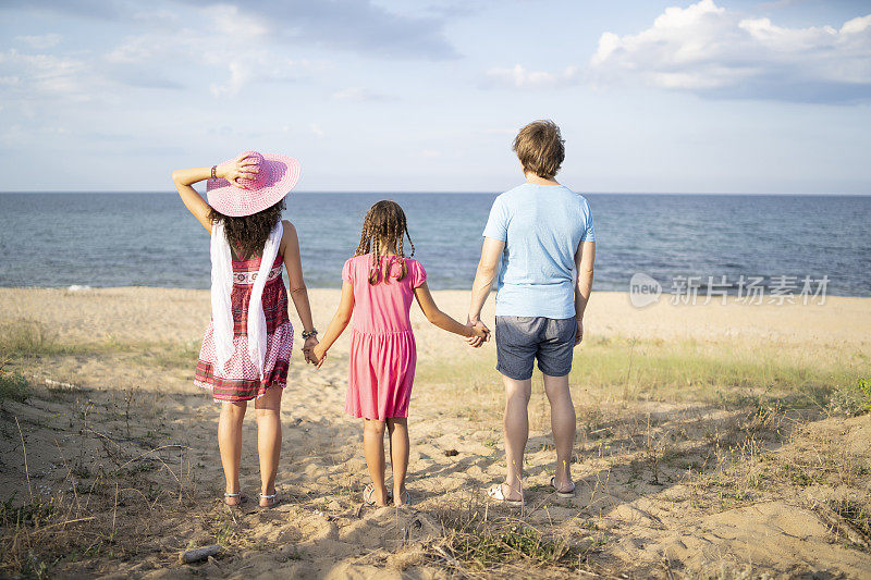 一家人在海滩上享受暑假