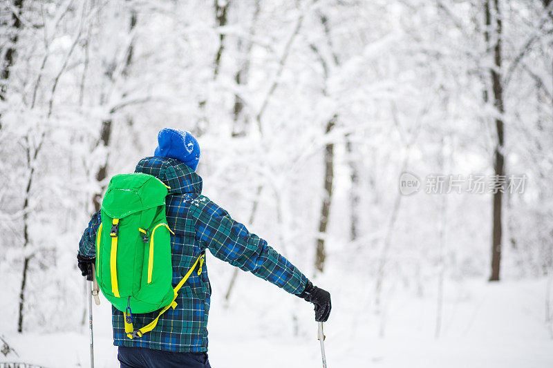 年轻人后视图独自行走雪山的旅行者。