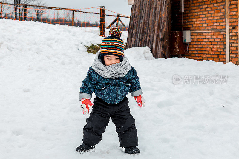 冬天，孩子们在雪地里玩耍。宝宝在玩雪。宝宝在玩雪。