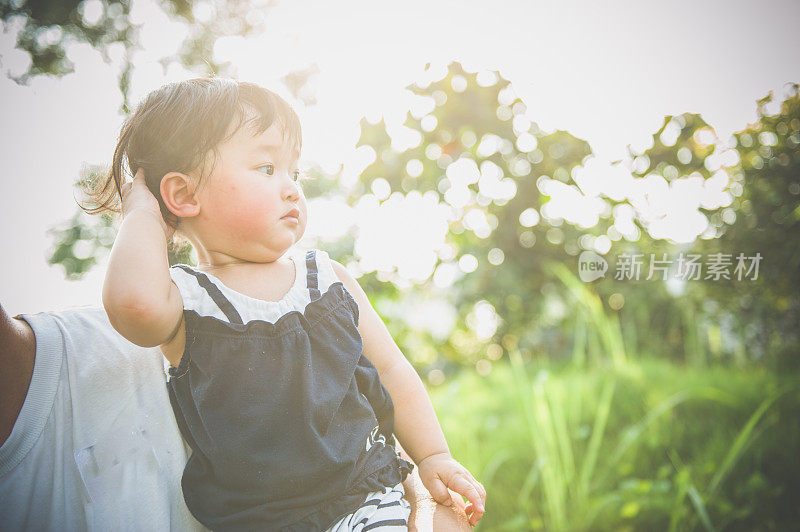 一个亚洲男人和一个女婴