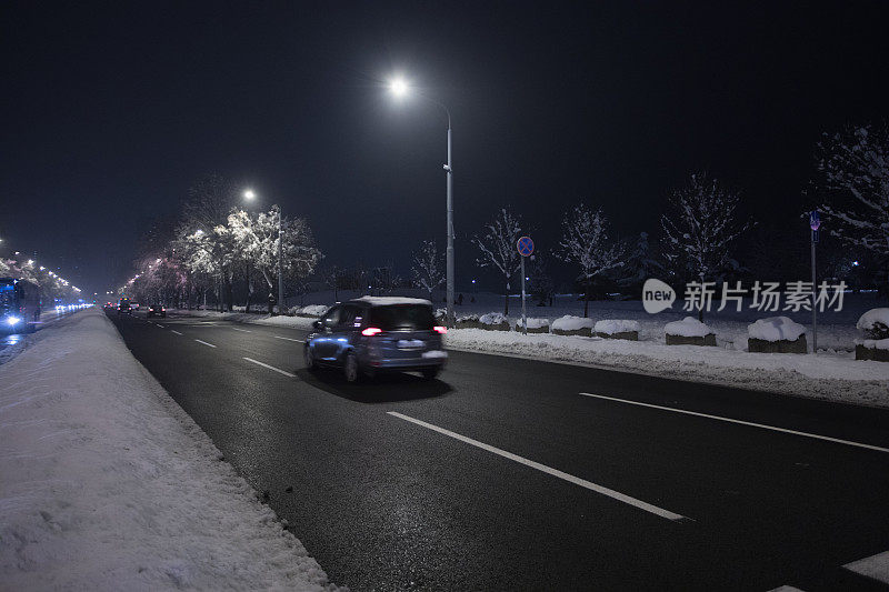 塞尔维亚贝尔格莱德市的雪夜