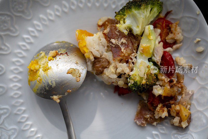 芝士炒饭配鸡蛋、蔬菜和香肠